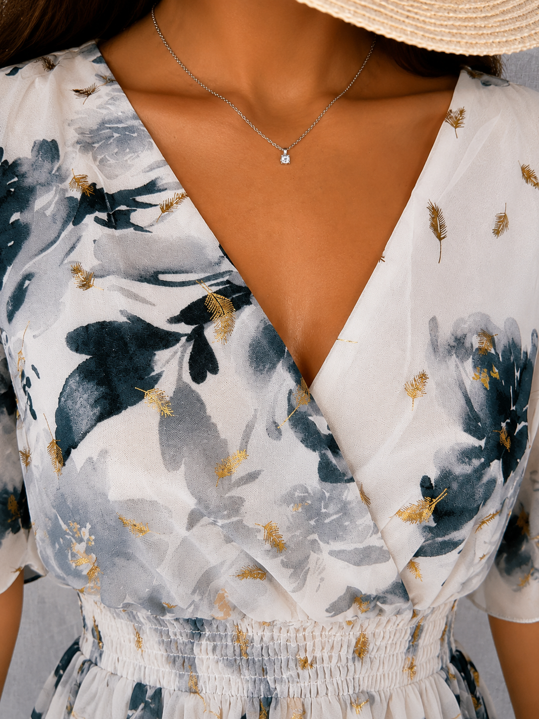 Robe courte blanche à motifs noirs